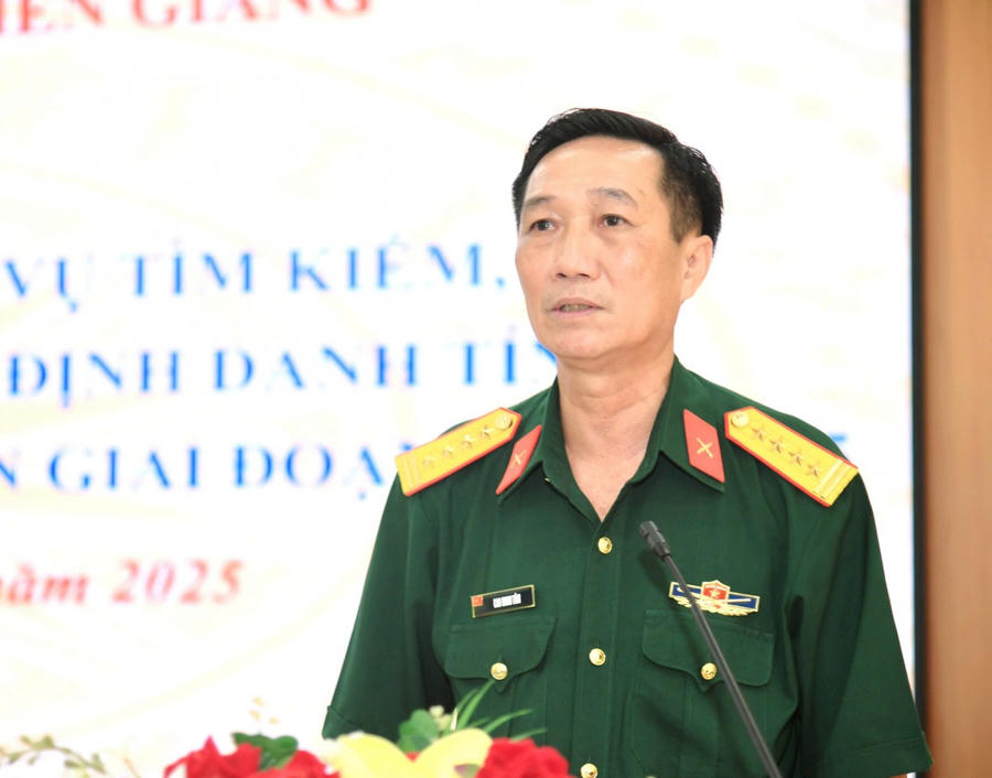 Đại tá Cao Minh Tâm - Phó Chính ủy Bộ CHQS tỉnh Kiên Giang phát biểu tại hội nghị