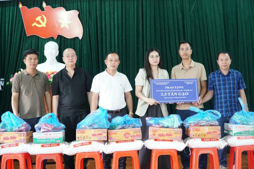 Đại diện Công ty CP thương mại và Đầu tư xây dựng Linh Anh hỗ trợ người dân vùng lũ.
Đại diện Công ty CP thương mại và Đầu tư xây dựng Linh Anh hỗ trợ người dân vùng lũ.