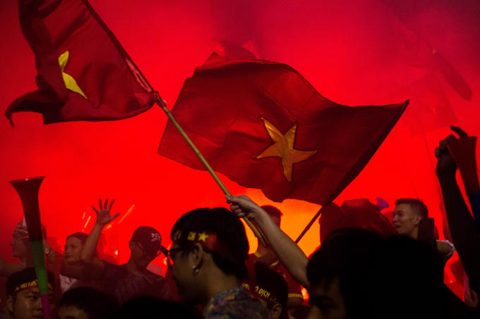 Cả con đường rực đỏ cờ v&agrave; ph&aacute;o s&aacute;ng.