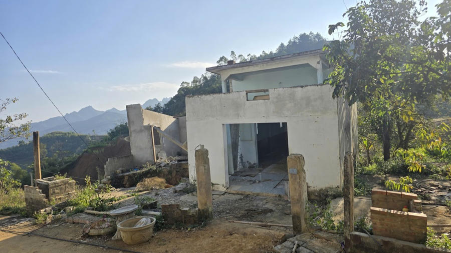 Ngôi nhà hư hỏng nặng của gia đình bà Hoàng Thị Khuôn sau cơn bão số 3.