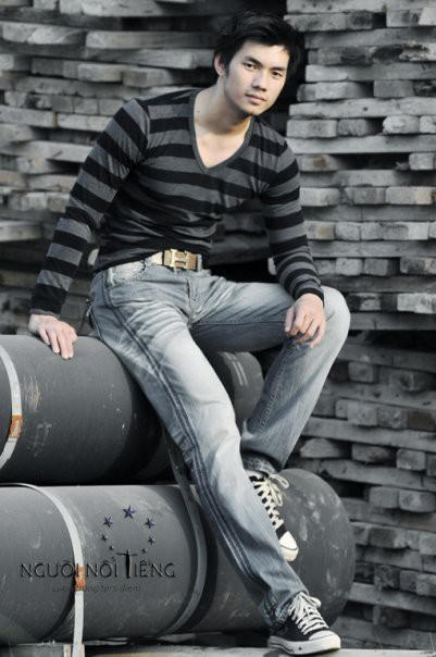 Nhan Phúc Vinh là nam diễn viên ăn khách của phim truyền hình nhờ ngoại hình nổi bật, diễn xuất tốt. Trước nay, Nhan Phúc Vinh vẫn độc thân và hiếm khi vướng tin đồn tình cảm với các bạn diễn nữ dù anh tham gia khá nhiều phim và không thiếu những cảnh ngọt ngào hay nóng bỏng.