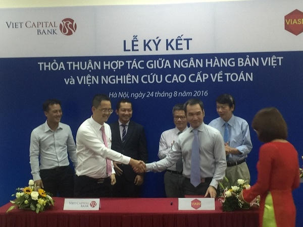 Hai đơn vị tiến hành ký kết hợp tác.