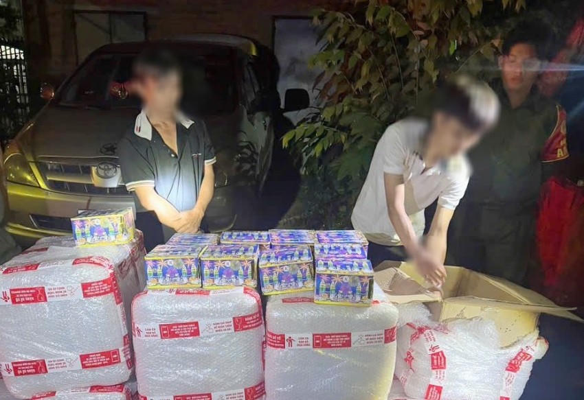 Các đối tượng buôn bán gần 600kg pháo hoa nổ trái phép bị bắt giữ.