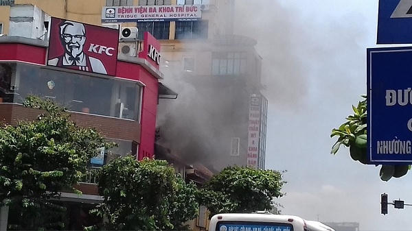 H&agrave; Nội: Ch&aacute;y lớn cạnh nh&agrave; h&agrave;ng KFC tr&ecirc;n đường L&ecirc; Duẩn