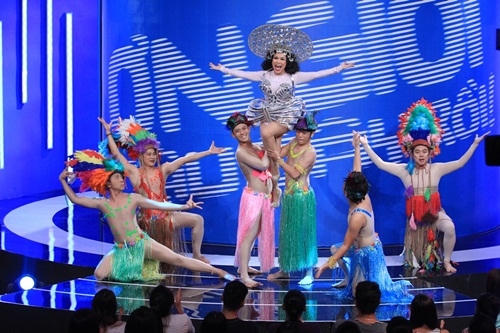 D&agrave;n trưởng ph&ograve;ng Ơn giời ăn vận sexy, h&ograve;a m&igrave;nh v&agrave;o vũ điệu Carnival