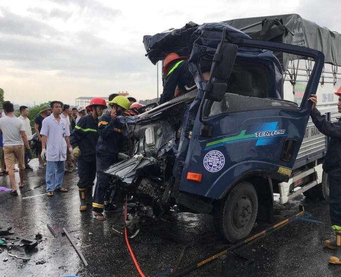 Các nạn nhân mắc kẹt trong cabin chiếc xe tải bị biến dạng sau cú va chạm kinh hoàng.