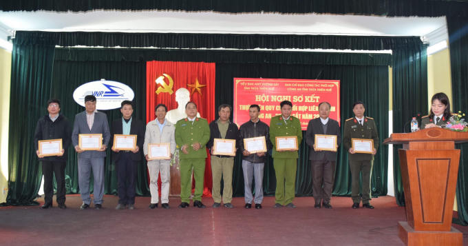 Trao thưởng cho các đơn vị có thành tích trong công tác phối hợp liên ngành Công an-đường sắt 2017.