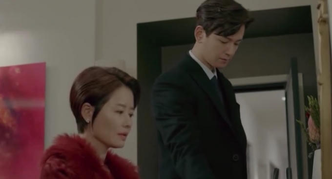 Bà Lee Eun Soo cầu xin Ji Tae đừng tiết lộ sự thật với chồng.