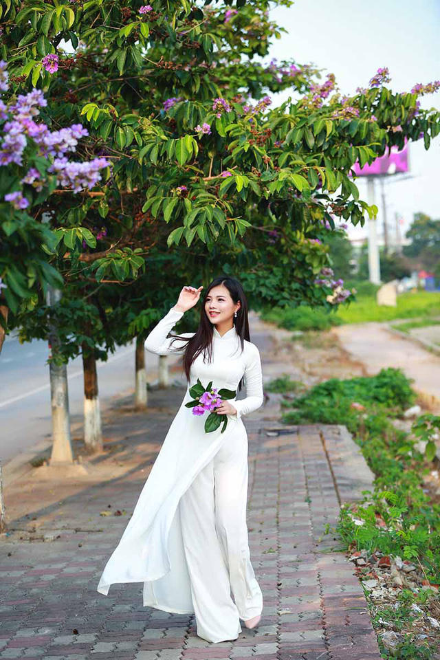 Được biết hiện tại Song Ngân xuất sắc giành được tấm vé bước vào chung kết cuộc thi Hoa khôi sắc đẹp quyền năng 2018. Trước đó cô gái sinh năm 1993 từng được biết đến khi giành được một số thành tích như Top 20 cuộc thi Qúy cô công sở 2015, Á quân cuộc thi Mr &amp; Ms VTC 2017, Top 20 cuộc thi The Beauty 2017,...