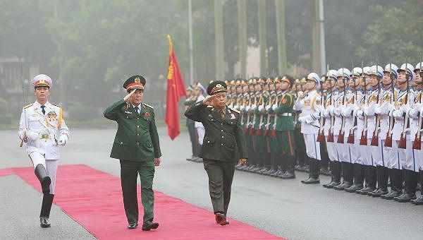 Đại tướng Lương Cường và Trung tướng Thongloi Silivong duyệt đội danh dự.