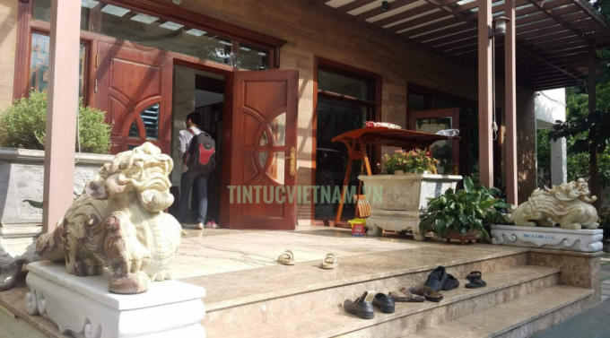 Trước cửa nhà ông Dương - (Ảnh: Chí Hiếu).