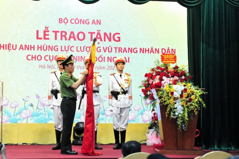 Thừa ủy quyền của lãnh đạo Đảng, Nhà nước, Bộ trưởng Lương Tam Quang gắn danh hiệu Anh hùng lực lượng vũ trang nhân dân lên lá cờ truyền thống và trao Bằng danh hiệu Anh hùng lực lượng vũ trang nhân dân cho Cục An ninh đối ngoại.