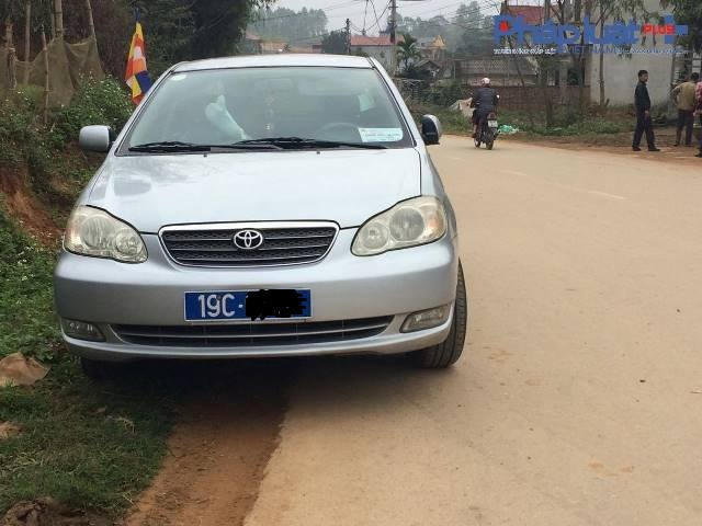 Chiếc xe mang biển xanh xuất hiện từ sáng sớm nằm ngay đường quốc lộ. Lái xe tranh thủ nghỉ ngơi trong xe.