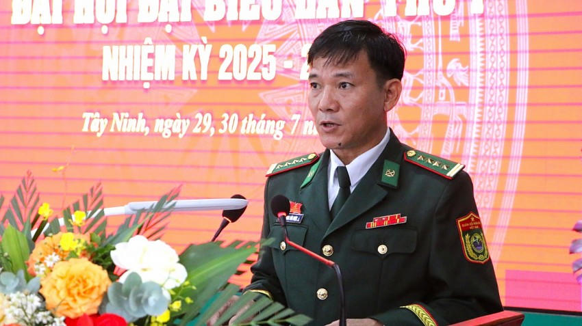 Đại tá Dương Văn Dược, Bí thư Đảng ủy, Chính ủy BĐBP tỉnh Tây Ninh trình báo cáo tại đại hội.