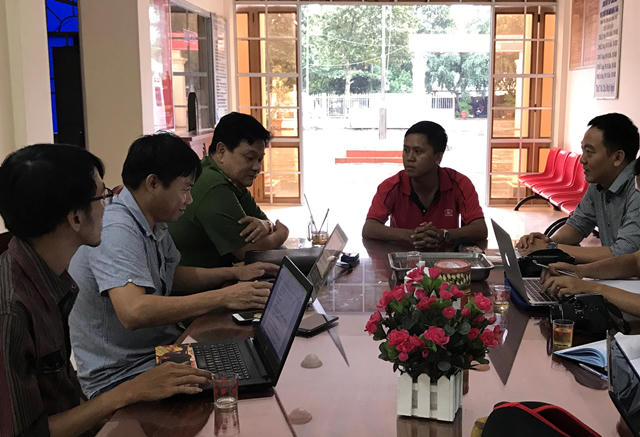 Trung úy Nguyễn Văn Thành (áo đỏ) tiếp xúc với báo chí chiều 17/7.