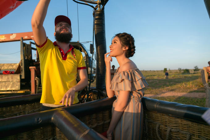 &Aacute; hậu Thuỳ Dung đ&oacute;n sinh nhật sớm tr&ecirc;n khinh kh&iacute; cầu