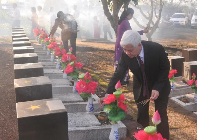Nén nhang tri ân đến anh linh các anh hùng liệt sỹ.