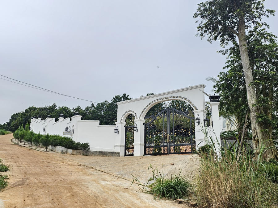 Cổng và hàng rào được xây dựng trái phép trên đất nông nghiệp nhưng không được ngăn chặn xử lý để cho chủ đầu tư hoàn thiện đưa vào sử dụng.