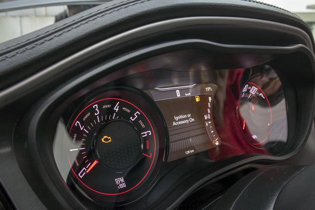 Những trang bị an toàn của Dodge Challenger GT gồm 6 túi khí, hỗ trợ phanh khẩn cấp, kiểm soát lực kéo, ổn định thân xe, hệ thống chống lật, cảnh báo va chạm phía trước, cảnh báo điểm mù trên gương.