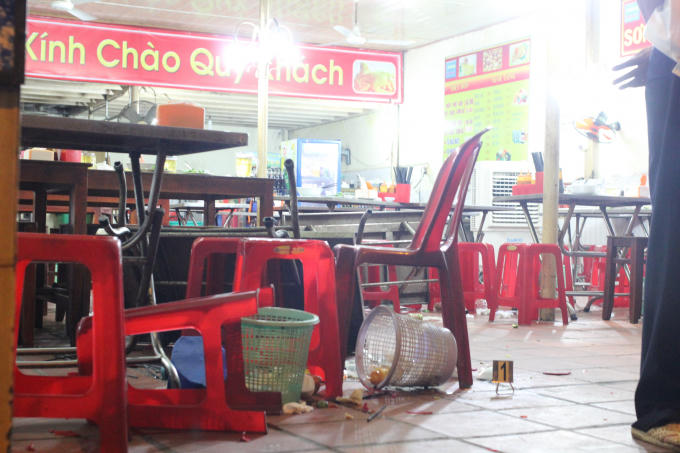 Quán ăn bị xáo trộn sau khi bị giang hồ