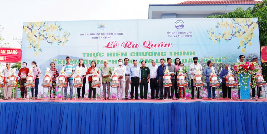 Trao quà cho người dân trong chương trình Xuân Biên phòng ấm lòng dân bản tại Thị xã Tịnh Biên