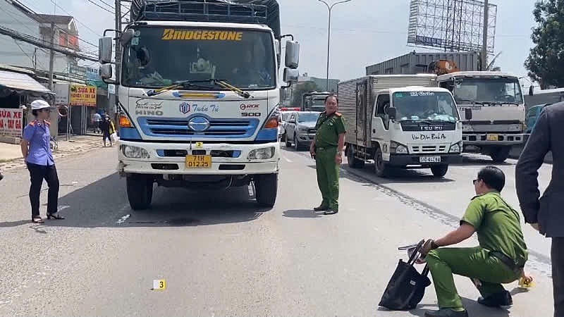 Cơ quan công an kiểm tra hiện trường vụ tai nạn.