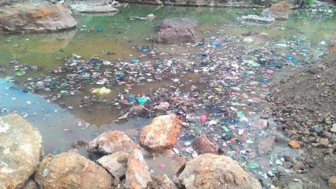 Hình ảnh được người dân ghi nhận vào ngày 19/6/2015 sau khi phát hiện xe tải đổ rác thải xuống khu vực đang được san lấp.