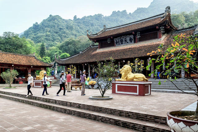 Hằng năm, lễ hội chùa Hương thường diễn ra từ khoảng tháng giêng âm lịch đến hết tháng ba âm lịch.