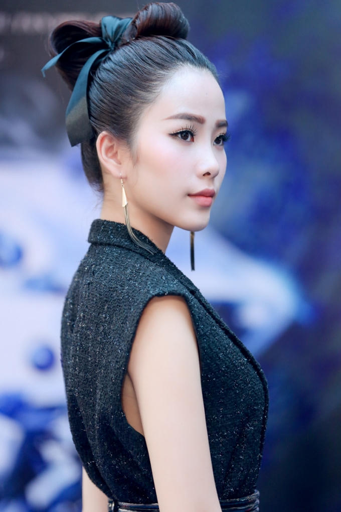 Mái tóc búi cao khiến Nam Em sang trọng và quý phái.