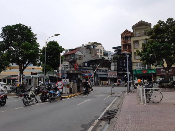 Một trong các cổng đi của khu chung cư Hapulico.