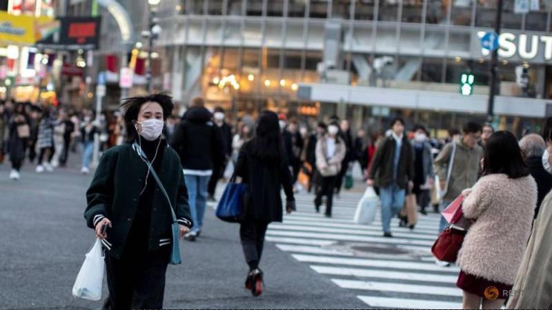Một người phụ nữ đeo khẩu trang chạy băng qua đường tại Shibuya ở Tokyo, Nhật Bản, ngày 17/2/2020. (Ảnh: Reuters)