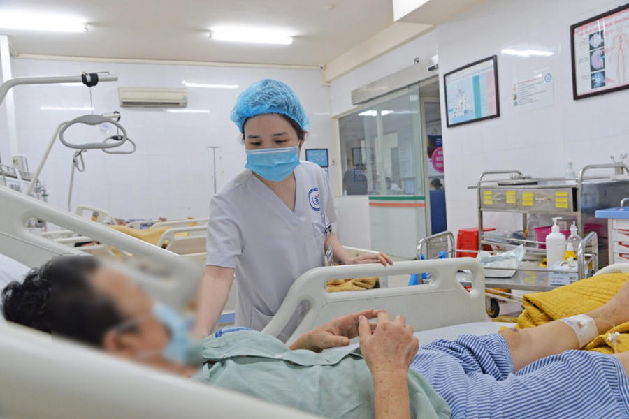 Nhiều người bệnh đái tháo đường đã phải nhập viện trong tình trạng nặng do tự ý dừng thuốc, tin vào các phương pháp truyền miệng hoặc dân gian không có cơ sở khoa học. (Ảnh: Bệnh viện Nội tiết Trung ương)