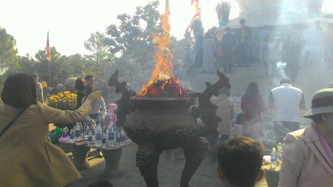 Lượng người đổ đến quá đông khiến khu vực trước tượng Quan Thế Âm Bồ Tát chật kín, bát cắm hương bốc cháy ngùn ngụt.