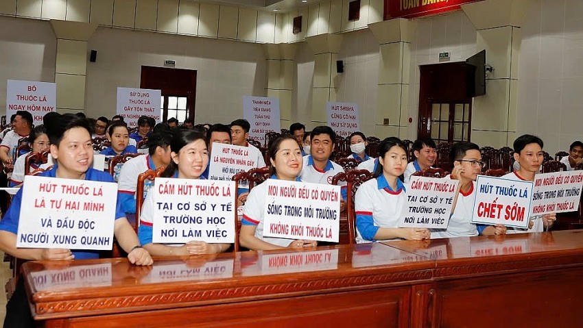Việt Nam vẫn là 1 trong 15 quốc gia có tỷ lệ nam giới trưởng thành hút thuốc lá cao nhất trên thế giới (41,1% vào năm 2021). Ảnh: Xuân Uyên