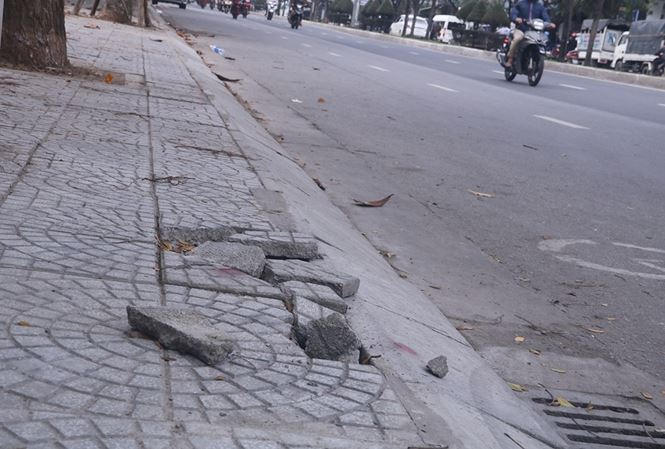 Hình ảnh vỉa hè đường Nguyễn Hữu Thọ bị hư hỏng bong tróc sau thời gian ngắn đưa vào sử dụng. Ảnh: Nguyễn Thành