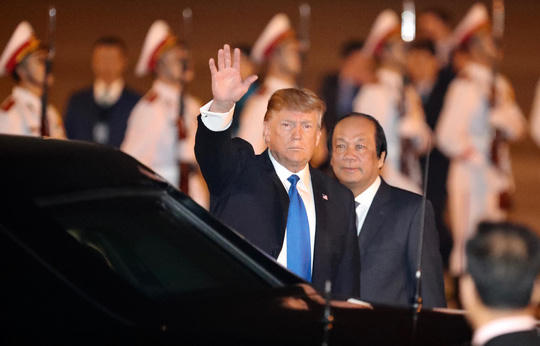 Tổng thống Mỹ Donald Trump vẫy tay chào con người, đất nước Việt Nam xinh đẹp.