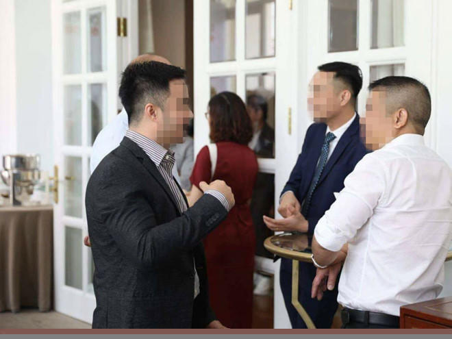 Một nhóm nhà đầu tư tiền ảo trao đổi trong một buổi gặp gỡ  /// Đặng Thanh