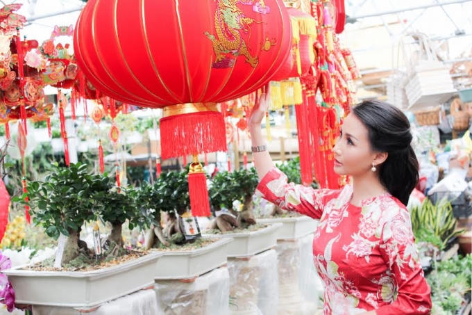 Sương Đặng tỉ mỉ chọn lựa đồ trang trí đúng phong tục cổ truyền.