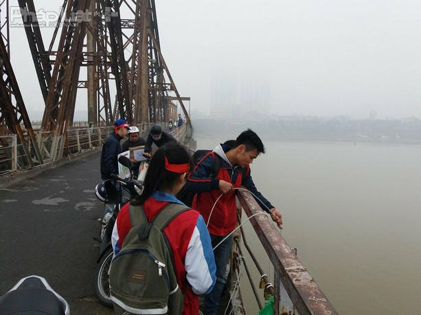 Ngoài tấm biển kêu gọi, mỗi tình nguyện viên đều có một chiếc túi to để thu gom tại chỗ những chiếc túi nilon của người thả cá.
