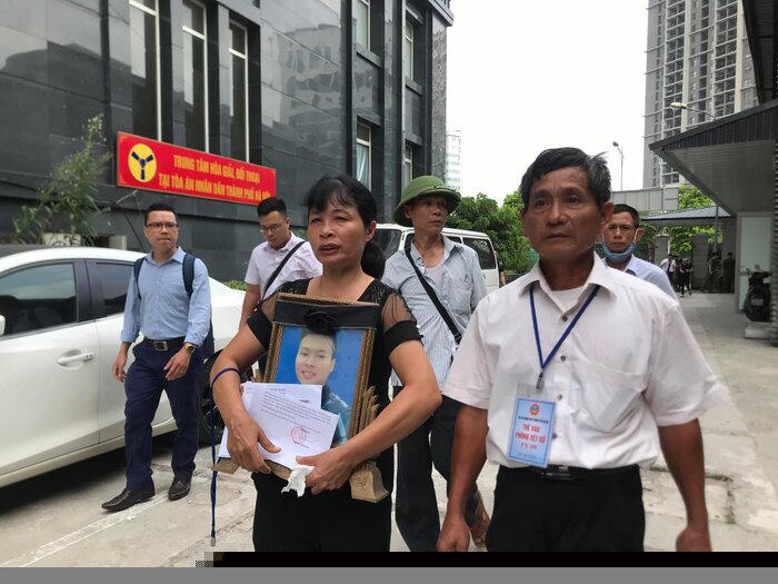 Xét xử vụ nam sinh grab bị sát hại dã man: Người thân mang di ảnh tới toà