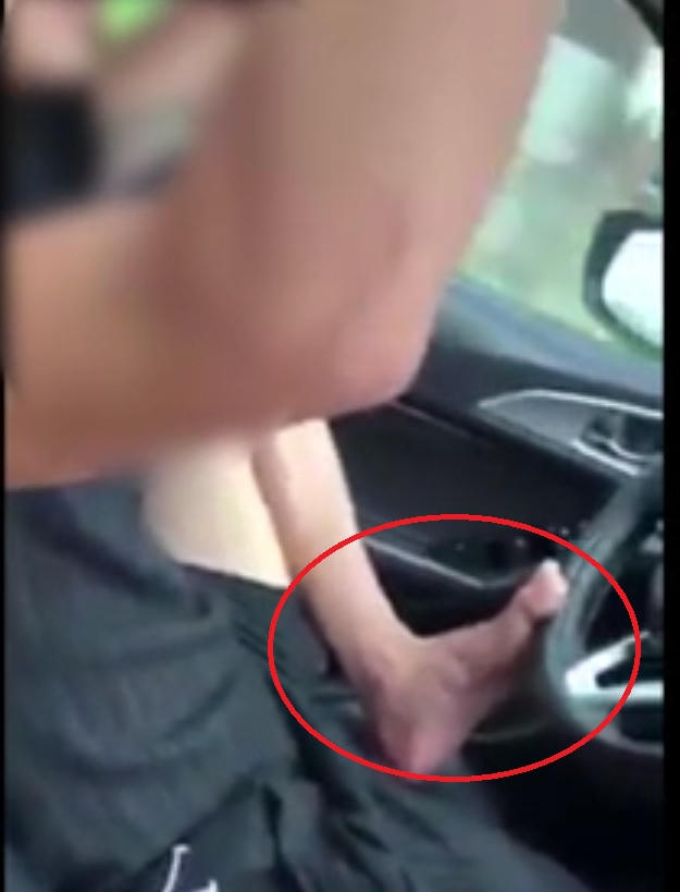 Cách lái xe không giống ai của người đàn ông. (Ảnh: Cắt từ clip)