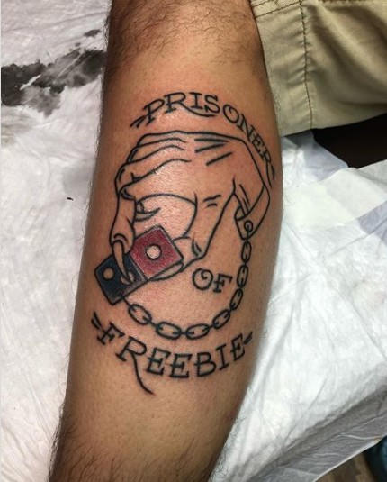 Người d&acirc;n đổ x&ocirc; đi xăm logo h&atilde;ng để được ăn pizza miễn ph&iacute; trọn đời