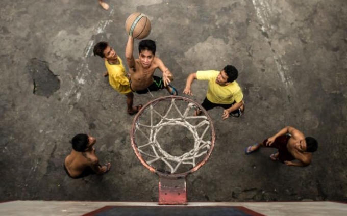 Bóng rổ hay tập thể dục là một trong số ít những hoạt động thư giãn mà tù nhân ở nhà tù Quezon có được. (Ảnh: AFP)