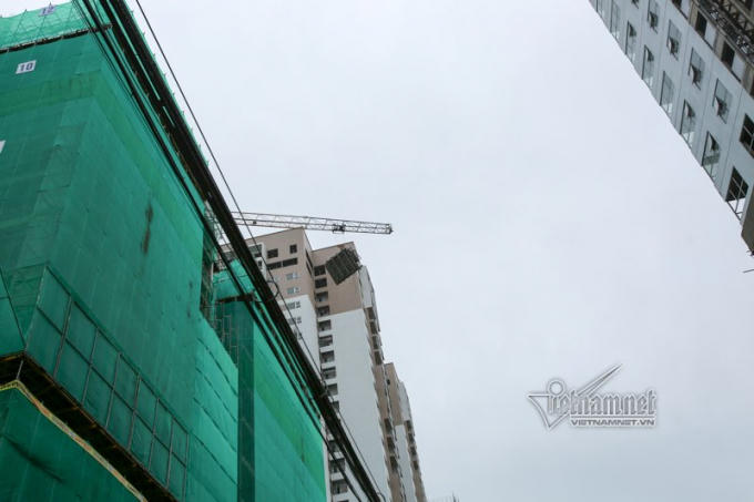 Cần cẩu tháp vươn ra phía đường Lê Văn Thiêm