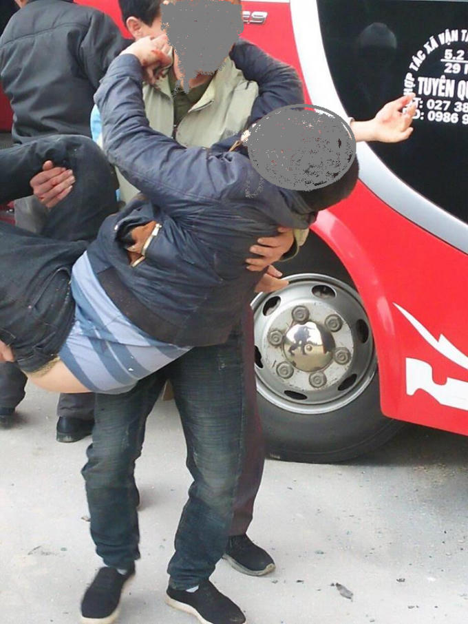 Nạn nhân bị thương được giúp đỡ.