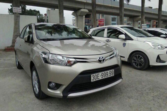Khoảng cuối năm 2017, cộng đồng mạng xôn xao khi chiếc xe bình dân Toyota Vios 2017 phiên bản số sàn bất ngờ bất được biển số ngũ quý 9 “30E-999.99” siêu khủng. Sau khi bốc được biển số đẹp, chiếc Toyota Vios đã được sang tên ngay với mức giá 1,6 tỷ đồng. Đây là mức giá khiến nhiều người phải giật mình vì cao gấp 3 lần giá bán của chiếc xe. (Ảnh: Kiến thức)