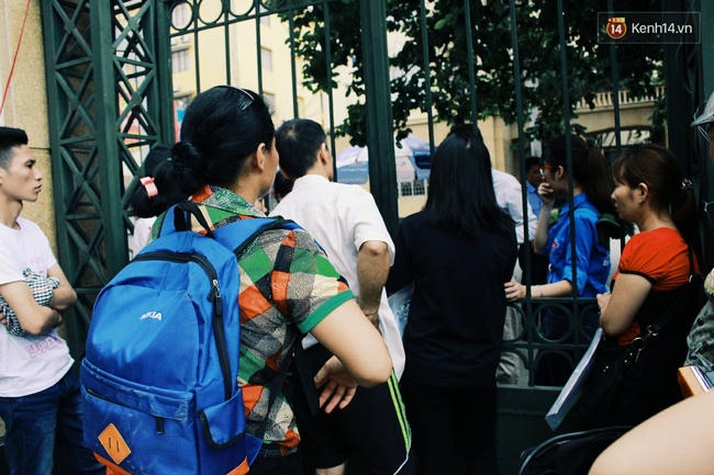 Giấu bố mẹ thi lại Đại học, th&iacute; sinh đến muộn 1 tiếng v&agrave; kh&oacute;c ngất ngo&agrave;i cổng trường