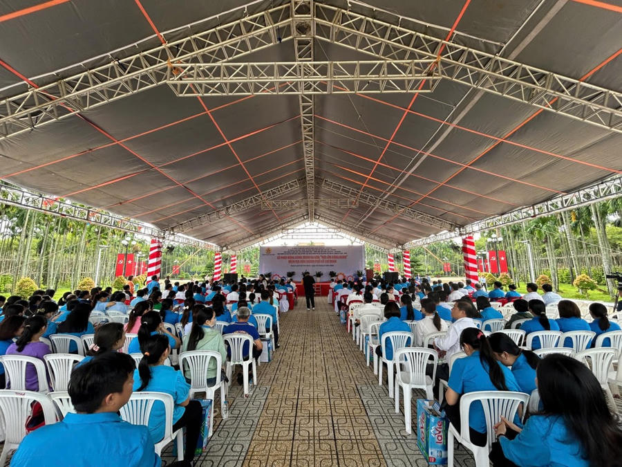Toàn cảnh lễ phát động.