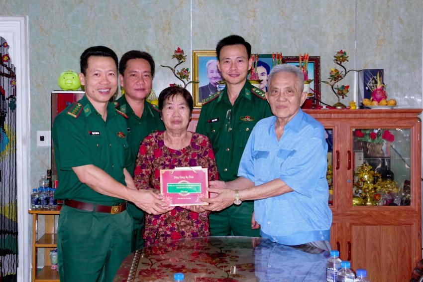 Đại tá Phạm Lê Xuân Bình - Chỉ huy trưởng BĐBP TP Cần Thơ thăm tặng quà gia đình Đại tá Lê Minh Cơ - Anh hùng LLVT Nhân dân, Nguyên chỉ huy trưởng BĐBP Sóc Trăng (nay là Ban chỉ huy BĐBP TP Cần Thơ)