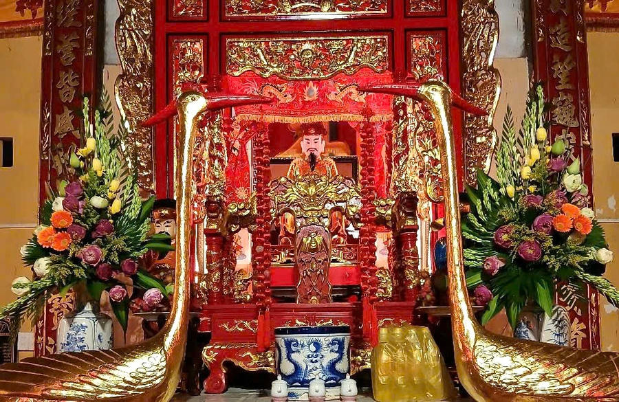Tượng Thần Thành hoàng được phụng thờ trang nghiêm trong chánh điện của đình